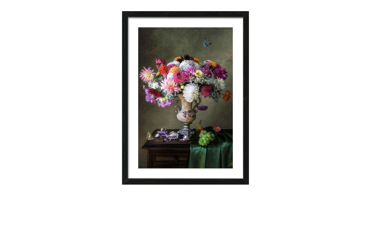 Pro-Art Rahmenbild New Baroque Still Life 55x75 cm: lebendiger Blumenstrauß mit Schmetterlingen, Vase und dunklem Hintergrund.