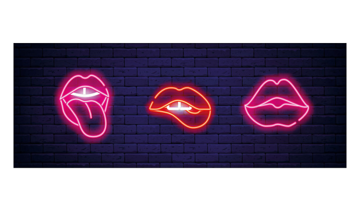 Pro-Art Leinwandbild Neon Lips 30x80 cm: drei bunte Neonlippen auf dunkler Ziegelwand, mit Zunge, gebissen, geschlossen.