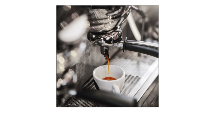 Ein Espresso-Schuss ergießt sich aus einer Kaffeemaschine in eine Tasse auf dem Pro-Art Glasbild Cafe 20x20cm, mehrfarbig gestaltet.