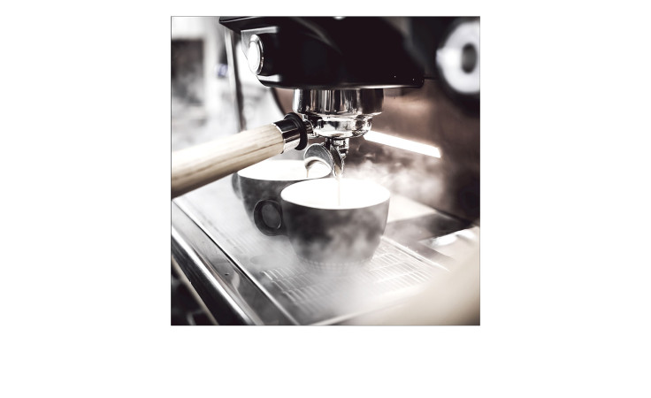 Nahaufnahme einer Espressomaschine, die Kaffee brüht, mit Pro-Art Glasbild Cafe 30x30cm Dekor daneben.