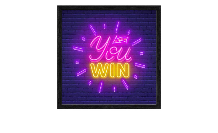 Das Pro-Art Rahmenbild You Win 32,5 x 32,5 cm zeigt ein Neonzeichen in Pink und Gelb, das über Schwarz Glas leuchtet.