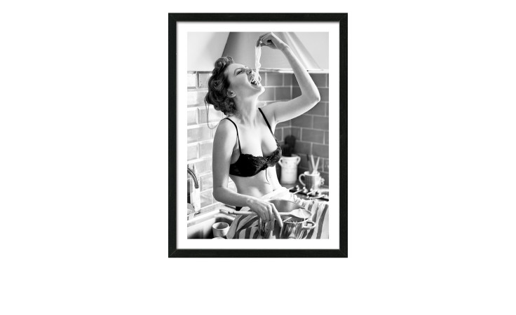 Rahmenbild After The Party 55 x 75 cm von Pro-Art, gerahmtes MDF Schwarz-Weiß-Foto von Frau in Dessous mit Spaghetti.