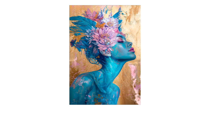 Eine blau mit rosa Blumen und Federn bemalte Person posiert vor einem Pro-Art "Flowers On Blue Face I" Alubild.