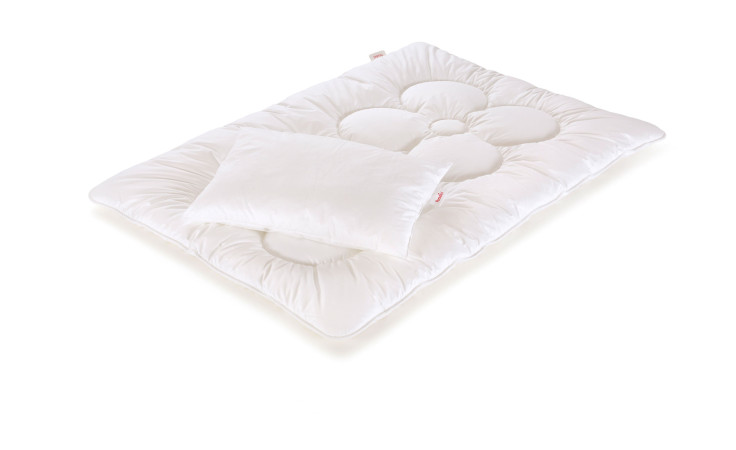 Das Paradies Kinder-Betten-Set Anela enthält ein weißes Blumenmuster-Kissen und eine Bettdecke mit Naturfaserfüllung.