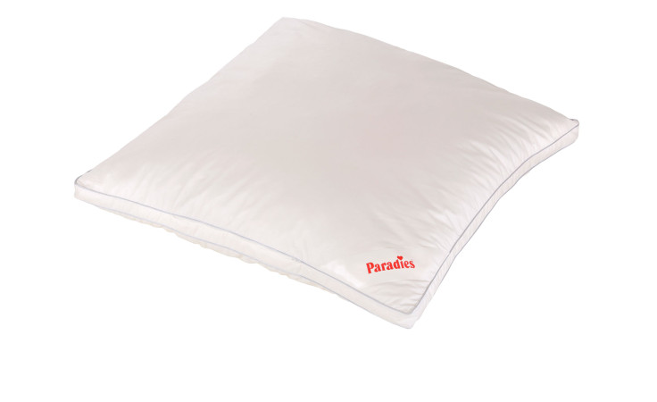 Das Paradies Kissen Softy fest 80x80 cm, weiß und rechteckig mit einem kleinen roten Logo, ist auf weißem Hintergrund abgebildet.
