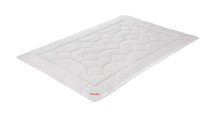 Die Paradies Sommerbettdecke 155 x 220 cm hat ein weißes, gestepptes geometrisches Muster und eine Kunstfaserfüllung.