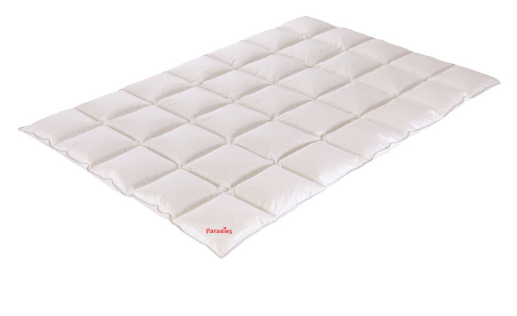 Das Paradies Daunenbett Sinfonie 90 (135x200 cm) ist eine weiße, gesteppte Bettdecke mit Gittermuster auf weißem Grund.
