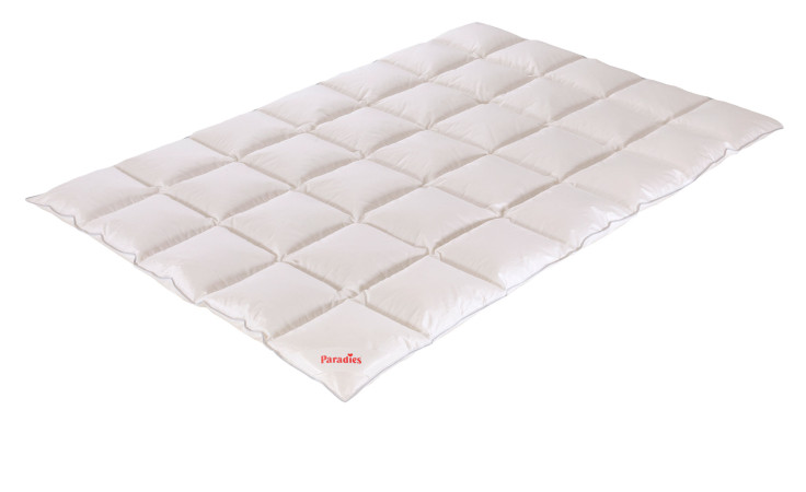 Das Paradies Daunenbett Sinfonie 90 (155x220 cm) ist eine weiße Steppdecke mit weicher Federfüllung, die einfarbig abgebildet ist.