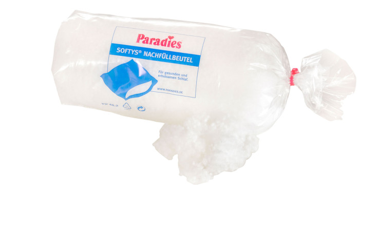 Ein Plastikbeutel mit der Aufschrift Paradies Nachfüllbeutel Softy, gefüllt mit weißer synthetischer Textilfüllung.
