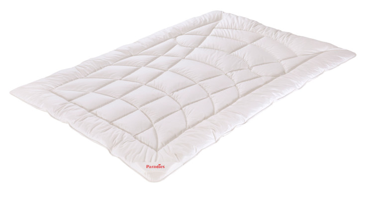 Das Paradies Steppbett Dala Bio 135 x 200 cm, eine weiße Steppdecke, liegt flach auf einem weißen Untergrund.