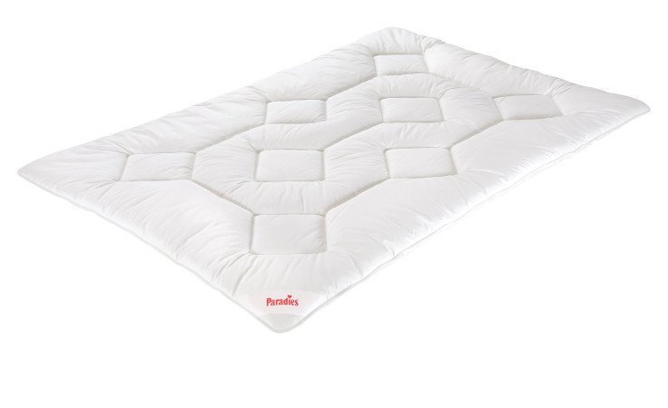 Paradies Ganzjahresbettdecke Sinfonie Bio 200x200 cm, weiß, sechseckig genäht, mit kleinem roten Paradies-Logo.