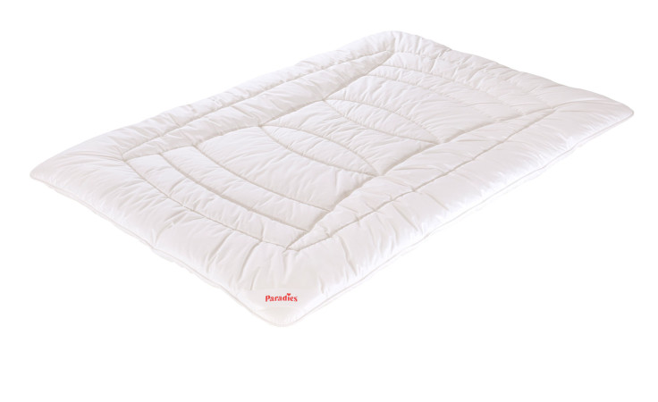 Die Paradies Ganzjahresbettdecke Nima Bio 135x200 cm ist eine weiße, rechteckige Bettdecke mit einem Steppmuster.