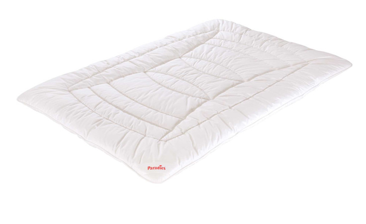 Paradies Ganzjahresbettdecke Nima Bio 155x200 cm, weiß, gesteppt mit Textilfaserfüllung, Logo in der Ecke.