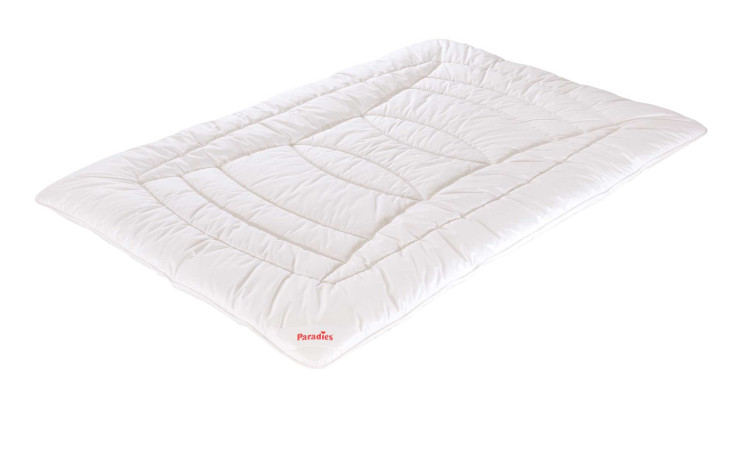 Weiße, rechteckige Ganzjahresbettdecke Nima Bio 155x220cm von Paradies, gesteppt mit abgestepptem Muster, Paradies-Label.