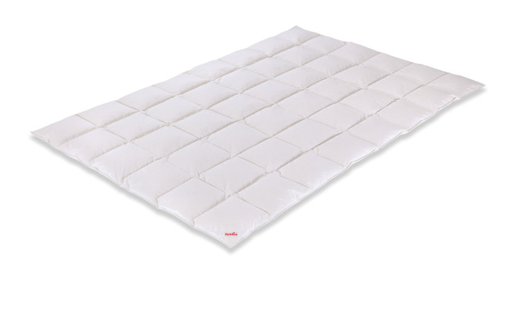 Eine weiße Paradies Sommerbettdecke Giona 90, 135x200 cm, mit quadratischer Steppung, liegt flach auf einem weißen Hintergrund.