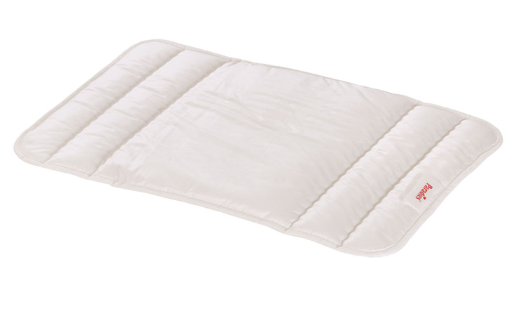 Das Paradies Babyflachkissen Peterle 40x60 cm ist eine weiße rechteckige Matte mit abgesteppten Kanten und einem kleinen roten Logo.