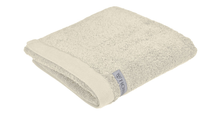 Ein ordentlich gefaltetes beigefarbenes Ross Handtuch Sinfonie 50 x 100 cm mit einem kleinen grauen Etikett auf weißem Hintergrund.