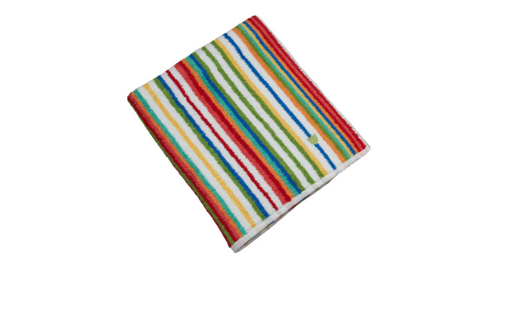 Das Ross Duschtuch 70 x 140 cm ist ein gefaltetes Baumwollhandtuch mit bunten Querstreifen in Rot, Orange, Gelb, Grün, Blau und Weiß.