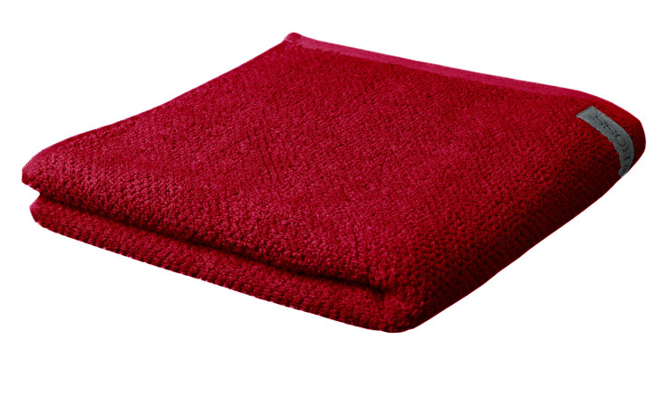 Ein gefaltetes, strukturiertes Ross Handtuch BIO Selection 50x100cm mit einem kleinen grauen Anhänger, isoliert auf weiß.