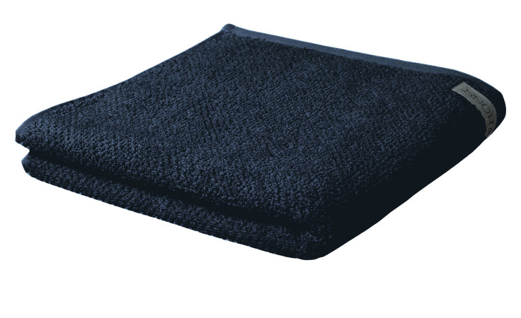 Ein fein säuberlich gefaltetes Ross Handtuch BIO Selection 50 x 100 cm aus Baumwolle auf weißem Hintergrund.