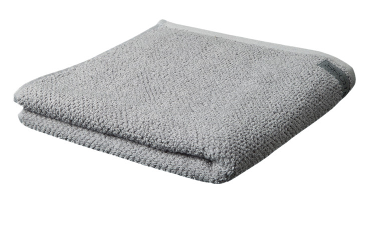 Gefaltetes Ross Handtuch BIO Selection 50 x 100 cm in grau Baumwolle mit strukturierter Oberfläche auf weißem Hintergrund.