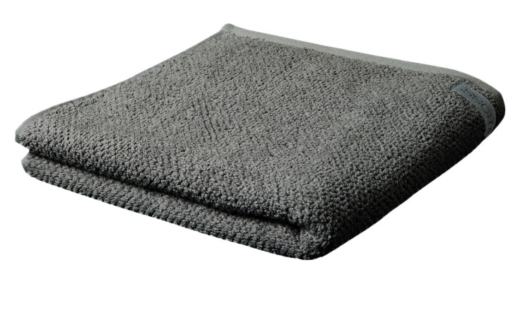 Das Ross Handtuch BIO Selection 50 x 100 cm ist ein graues Baumwollhandtuch mit einer strukturierten Oberfläche auf weißem Grund.