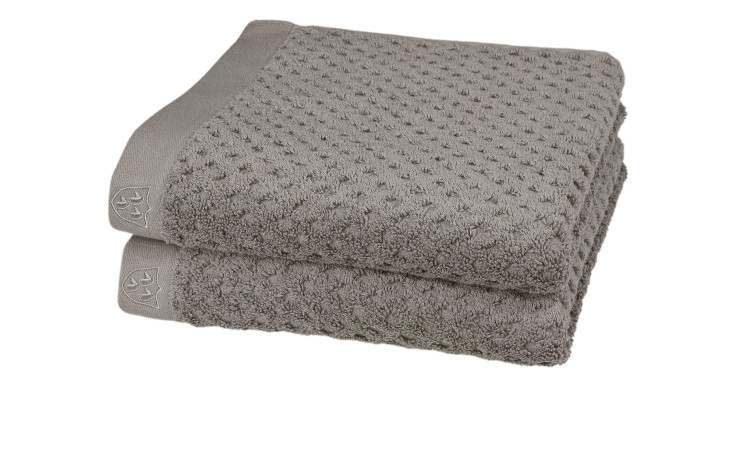 Zwei Handtücher von Ross Handtuch Harmony im Format 50 x 100 cm werden gestapelt, gefaltet und vor einem weißen Hintergrund präsentiert.