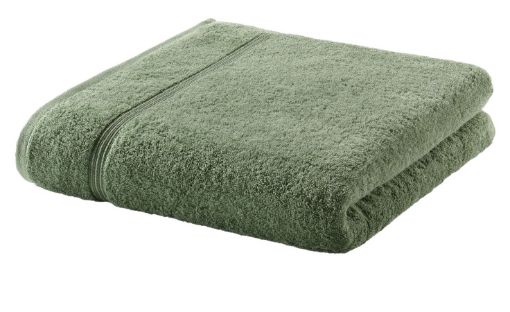 Ein fein säuberlich gefaltetes Ross Duschtuch 70 x 140 cm in grün, Naturfaser, mit einem Streifen, auf einem weißen Hintergrund.