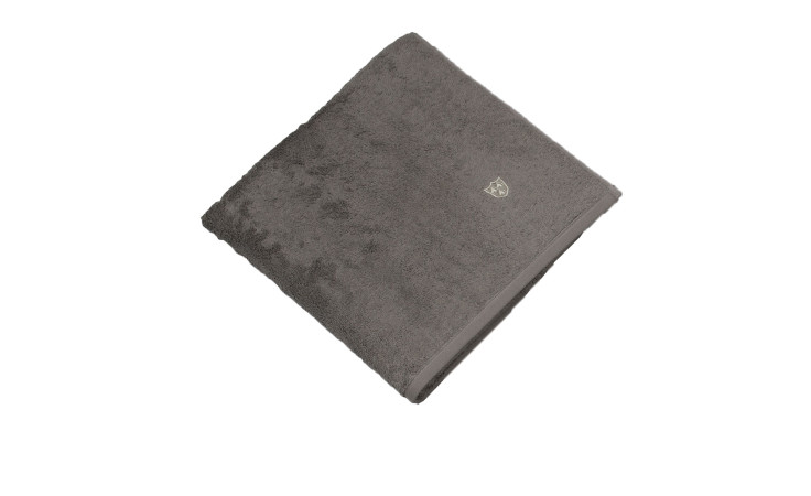 Gefaltetes graues Handtuch Vita 50 x 100 cm von Ross aus Baumwolle mit kleinem Logo auf weißem Hintergrund.