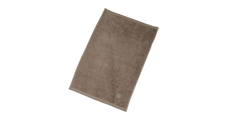 Das Gästetuch Vita 30 x 50 cm von Ross, braun und aus Baumwolle, mit kleinem Logo auf weißem Hintergrund.