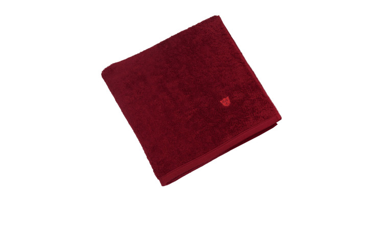 Ein gefaltetes, dunkelrotes Ross Handtuch Vita 50 x 100 cm mit einem kleinen gestickten Logo auf weißem Hintergrund.