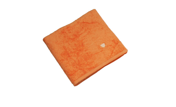 Gefaltetes Ross Handtuch Vita 50 x 100 cm in orange Baumwolle mit weißem Logo, auf weißem Hintergrund.
