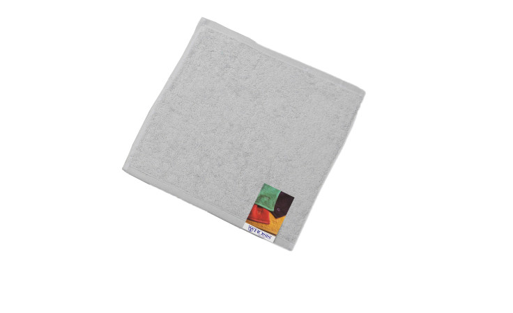 Ein gefaltetes Ross Seiftuch Vita 30 x 30 cm Handtuch mit einem kleinen mehrfarbigen Anhänger auf weißem Hintergrund.