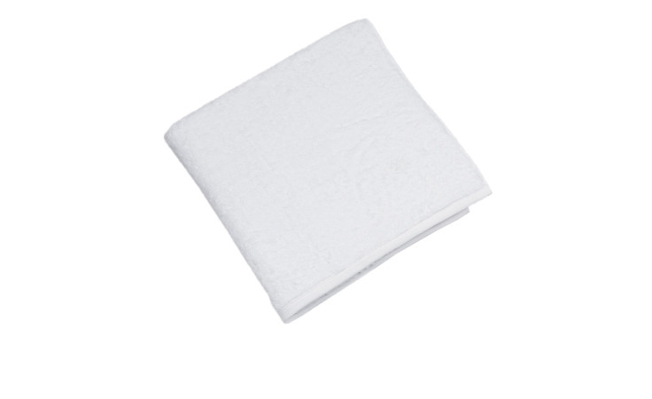 Ein fein säuberlich gefaltetes Ross Handtuch Vita 50 x 100 cm aus Baumwolle auf einfarbig weißem Hintergrund.