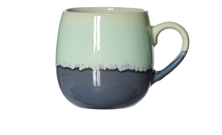 Der Becher Matos 450 ml von Ritzenhoff & Breker hat eine runde Form, einen grünen Deckel, einen braun-blauen Boden und einen glatten Griff.