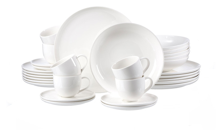 Das Ritzenhoff & Breker Kaffee-Service Skagen 18-tlg. besteht aus Tellern, Schalen, Tassen und Untertassen auf weißem Grund.