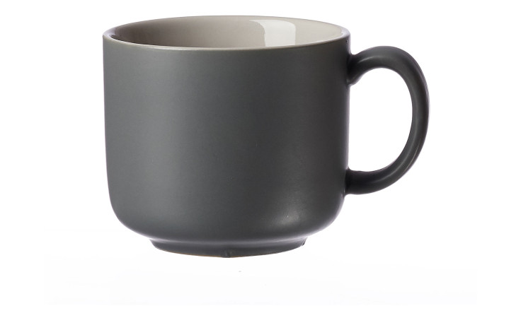 Die Kaffeetasse Jasper 240 ml von Ritzenhoff & Breker ist ein schlichter, mattgrauer Steinzeugbecher mit Henkel auf weißem Grund.