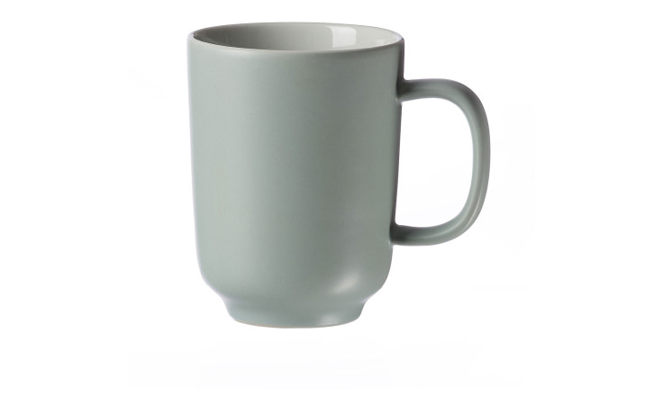 Der Kaffeebecher Jasper 320 ml von Ritzenhoff & Breker ist ein schlichter, hellgrauer Becher mit einem großen Henkel auf weißem Grund.