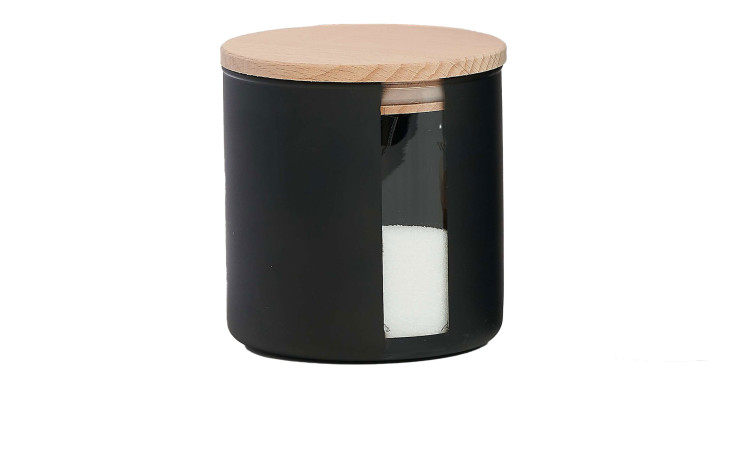 Das Ritzenhoff & Breker Vorratsglas Jytte 600 ml hat einen Holzdeckel, ein Glasfenster und zeigt weißes Salz - perfekt für die Dekoration.