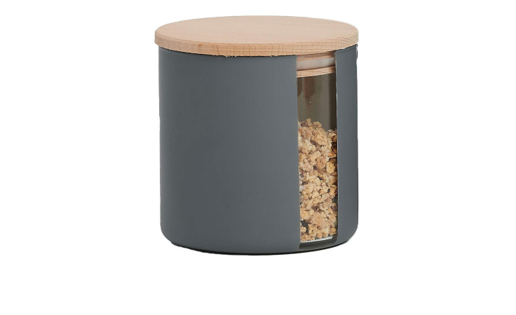 Das Vorratsglas Jytte 600ml von Ritzenhoff & Breker hat einen Holzdeckel, eine graue Banderole und ist ideal für die stilvolle Präsentation.