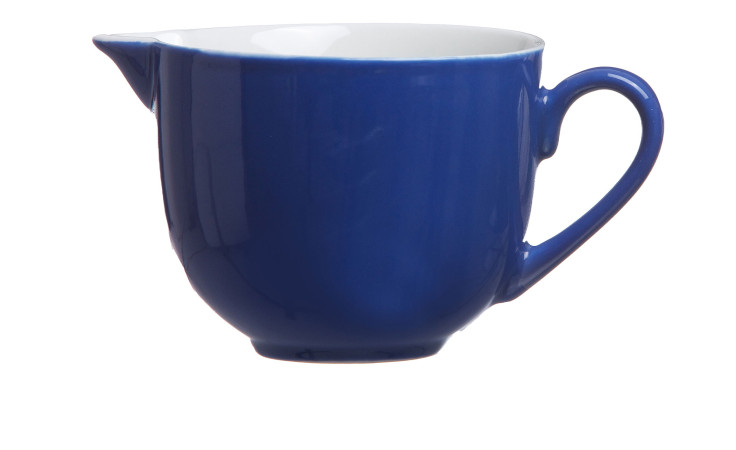 Das Milchkännchen Doppio 180 ml von Ritzenhoff & Breker eignet sich perfekt für Dekorationen vor einem weißen Hintergrund.