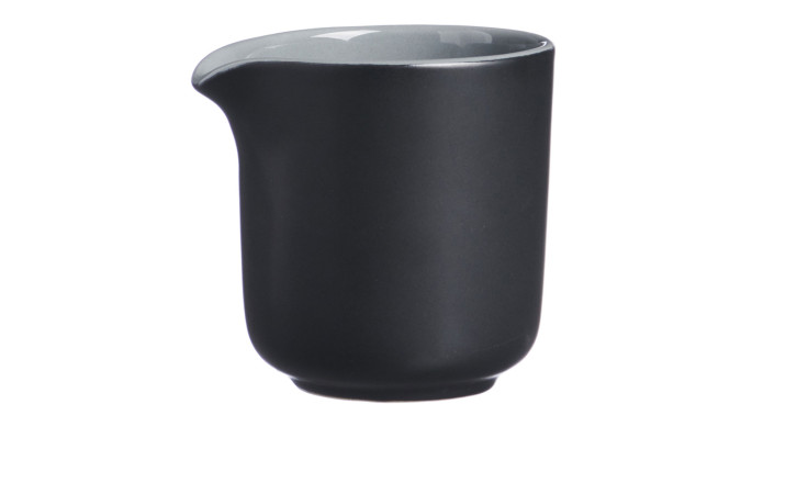 Das Ritzenhoff & Breker Milchkännchen Jasper 170 ml ist ein kleines schwarzes Steingutkännchen mit Ausguss.