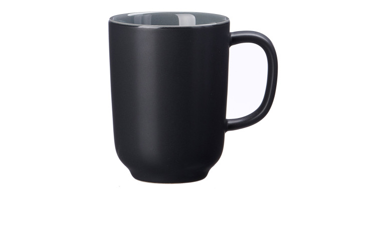 Der Ritzenhoff & Breker Kaffeebecher Jasper 320ml, schwarz, mit Henkel ist auf weißem Hintergrund abgebildet.