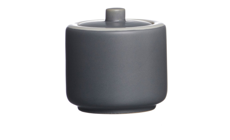 Die Zuckerdose Jasper von Ritzenhoff & Breker ist ein kleines mattgraues Keramikgefäß mit Deckel und weißem Rand auf weißem Grund.