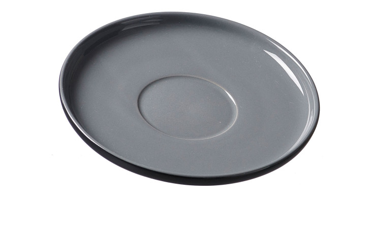 Die Ritzenhoff & Breker Kaffeeuntertasse Jasper 15 cm ist eine schlichte, runde Untertasse aus grauem Steingut mit einem flachen Kern.
