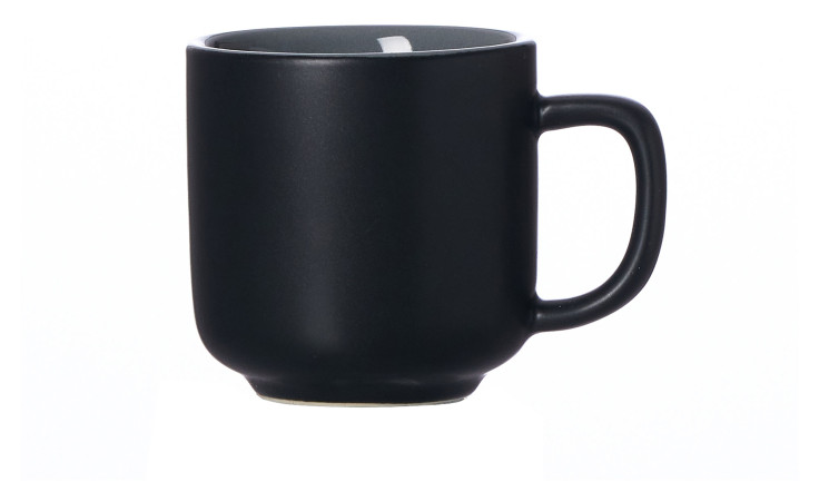 Die Ritzenhoff & Breker Espressotasse Jasper 100 ml ist ein schlichter schwarzer Keramikbecher mit Henkel auf weißem Grund.