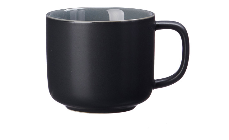 Die Kaffeetasse Jasper 240 ml von Ritzenhoff & Breker ist eine schwarze Steingut-Tasse mit Henkel, abgebildet auf weiß.