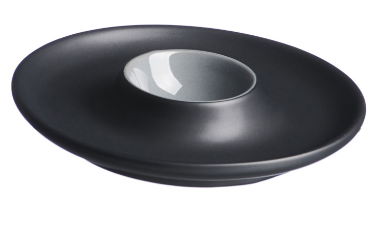 Der Eierteller Jasper von Ritzenhoff & Breker ist eine moderne grau-schwarze Keramikschale mit breitem Rand und flacher Schale.