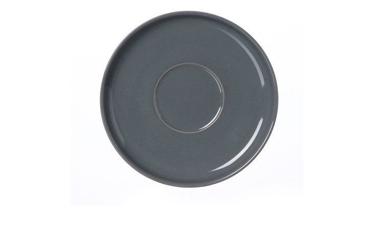 Die Ritzenhoff & Breker Espressountertasse Jasper 11 cm ist eine runde, schwarze Untertasse aus Steingut mit erhöhtem Rand.