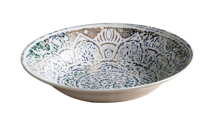 Der Pastateller Luigi von Ritzenhoff zeigt verschlungene blaue und hellbraune Muster auf einer flachen weißen Schale.